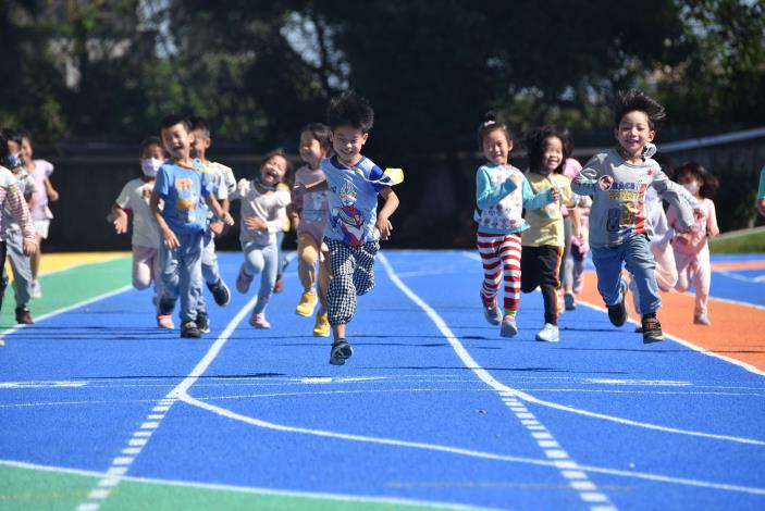 官網-幼兒園孩子開心地在新跑道奔馳。(新豐國中提供)