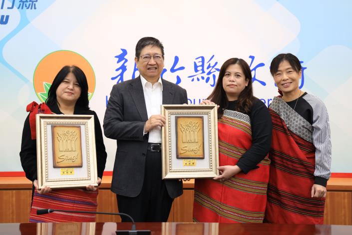 楊縣長頒獎牌給全國合唱比賽摘兩金的泰雅之聲合唱團0B5A9591.JPG