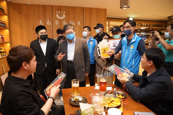 新竹縣長楊文科（後排中）今（14日）晚間到竹北市「金色三麥」餐廳向用餐民眾宣導酒後不開車