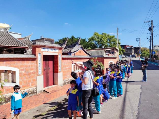 官網-新星國小透過「社區走讀地圖」帶領孩子走入當地「新埔鎮三街六巷九宗祠」。