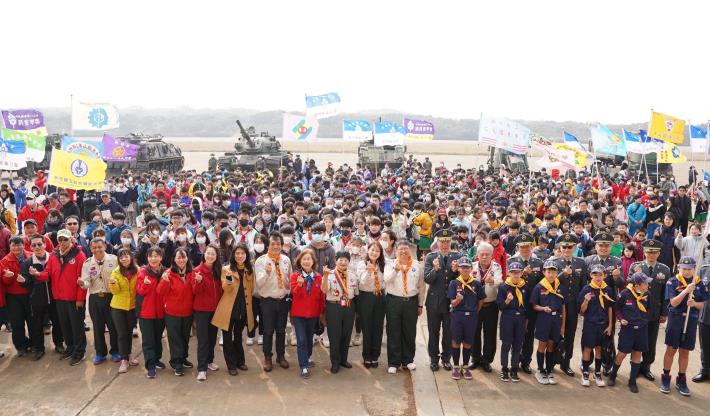 官網-童軍節表揚大會結合全民國防教育活動，首次在湖口營區舉辦，今(2日)集結來自15所國小、27所國高中，近840人歡慶童軍節