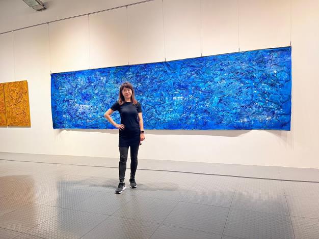 官網-超巨幅畫作是藝術家蘇汶容的個人特色，她以抽象表現主義傳達集體的潛意識，使用紗線、沙子等綜合媒材，強調表面肌理的立體性和隱喻表現