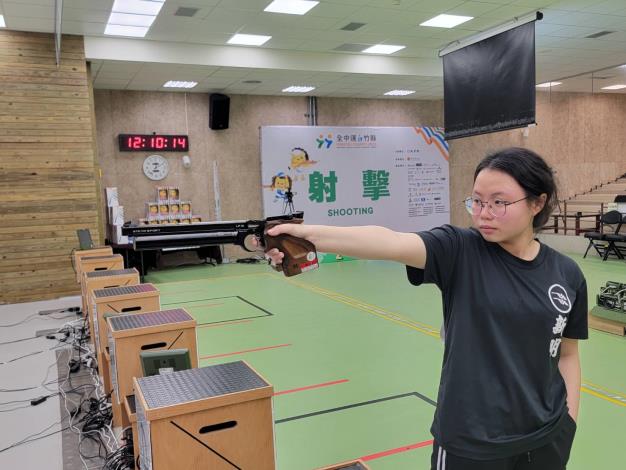 桃園市新明國中林冠妤完成全中運國女組射擊10公尺空氣手槍個人賽金牌二連霸