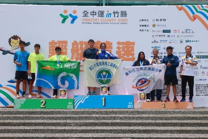 祕書長張至滿為高女組輕艇競速200公尺單人C艇頒獎