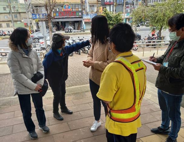 新竹縣政府與外展單位合作，協助街友整理環境。