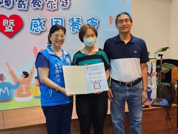 官網-社會處長陳欣怡(左)授證給身障寄養家庭