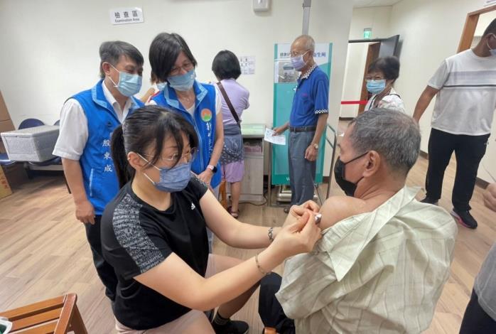 S__22675548新竹縣政府衛生局自費採購肺炎鏈球菌疫苗，6月1日開放設籍新竹縣、70歲以上長者接種，圖為去年流感疫苗接種示意圖。