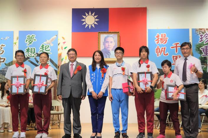 官網-縣長楊文科(左三)與獲得縣長獎的5名學生合影留念.JPG