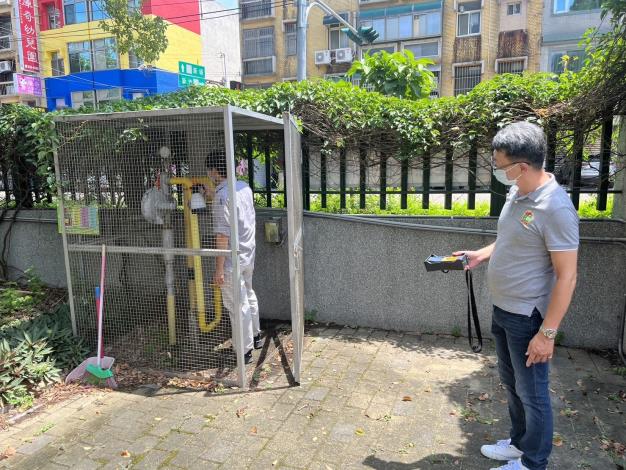 官網S__3579947瓦斯公司人員檢測學校管線 (2)