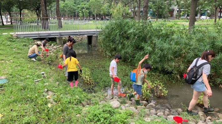 官網S__37421086東興圳社區營造計畫近年啟動，帶領社區居民一起動手，增進對東興圳的認同感與歸屬感。