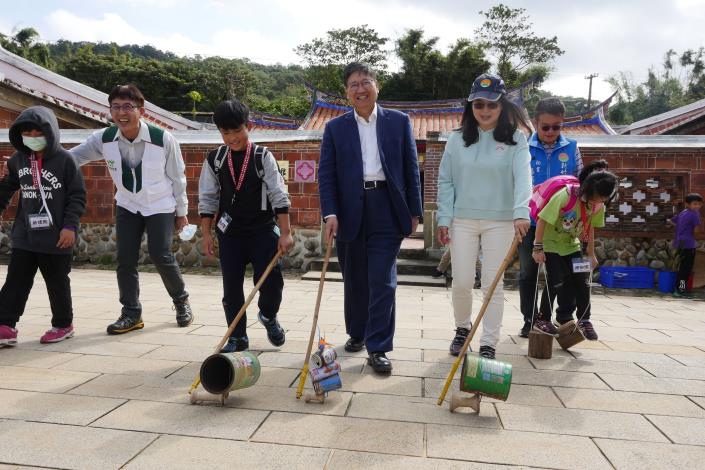 縣長楊文科(左4)與孩子體驗滾鐵輪(2021年文學小旅行照)
