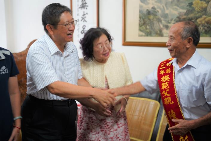 官網DSC09633楊文科縣長（左）向陳奎彰先生（右）祝賀.JPG