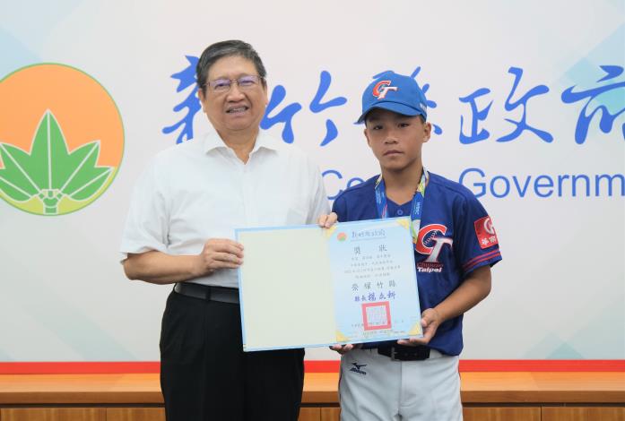 官網-縣長楊文科(左)表揚棒球小將羅浩翰(右).JPG