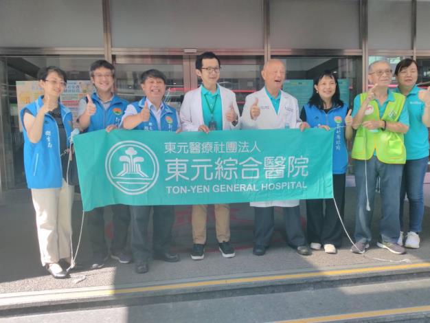 114158竹縣府人員今天關心東元醫院長者免費健康檢查狀況。