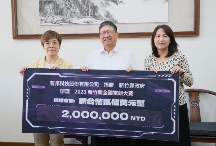 官網-智邦科企業永續辦公室協理呂雪英(左)代表捐贈200萬元.JPG