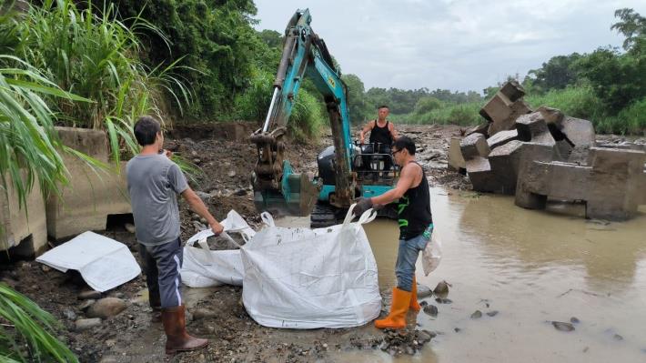 官網，環保局派員在上周清理鳳山溪底泥 (3)