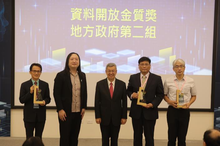 新竹縣政府獲得金質獎地方第二組第1名，由行政處長周秋堯（左一）代表領獎。
