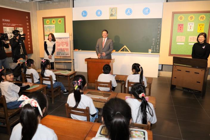 官網0B5A0485新竹縣長楊文科與學童們感受坐進教室的上課氣氛.JPG