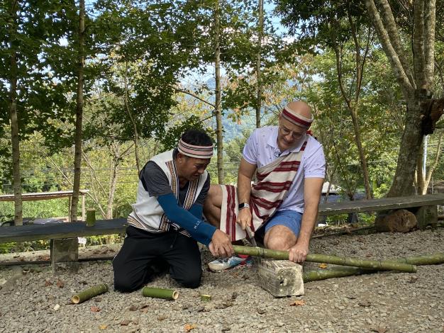 官網，跟著吳鳳到五峰鄉馬賴農場，體驗砍竹製作竹筒飯.JPG