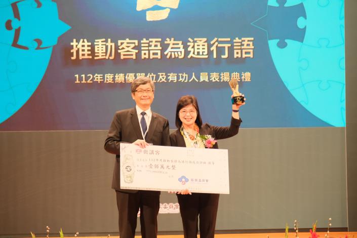 DSCF2736新竹縣政府秘書長李安妤(右)代表受獎。
