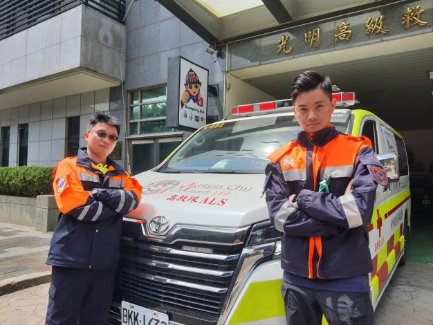 負責執行此次勤務的光明高級救護分隊高級救護技術員李均祈(左)和賴俊傑(右)