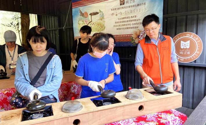 官網-遊客有機會親手烘焙咖啡豆