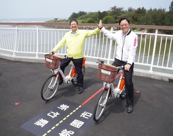 官網-縣長楊文科(左)與市長張善政(右)是其雙新自行車道後擊掌.JPG