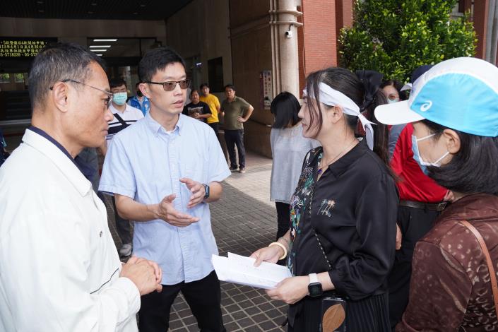 官網-環保局長蕭宏杰(左2)到場聽取訴求，也邀請民眾至府內進一步溝通。.JPG