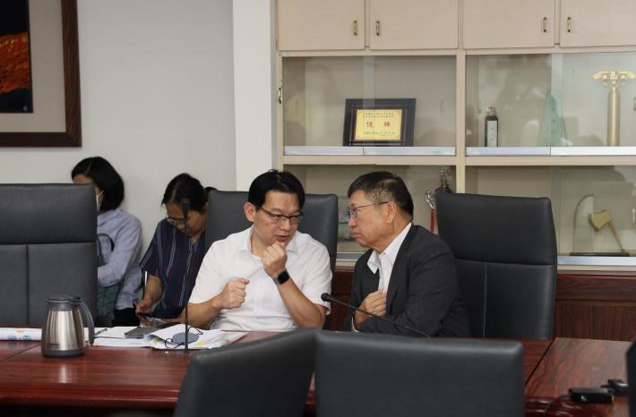 官網IMG_7809新竹縣長楊文科(右)率產發處長陳偉志(左)等團隊出席國土署專案小組會議。