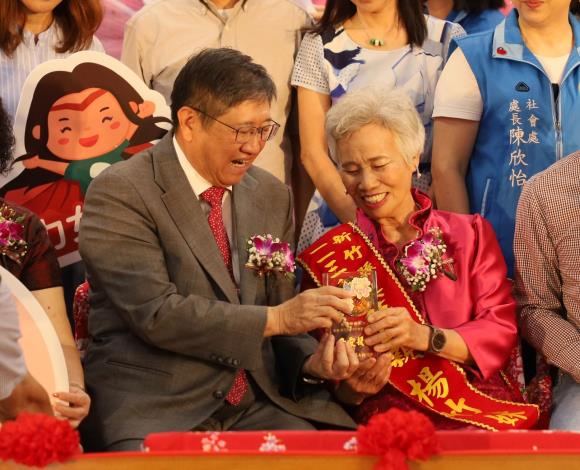 官網IMG_8953-1新竹縣長楊文科一一親手把獎座交給模範母親們，祝福他們母親節快樂。