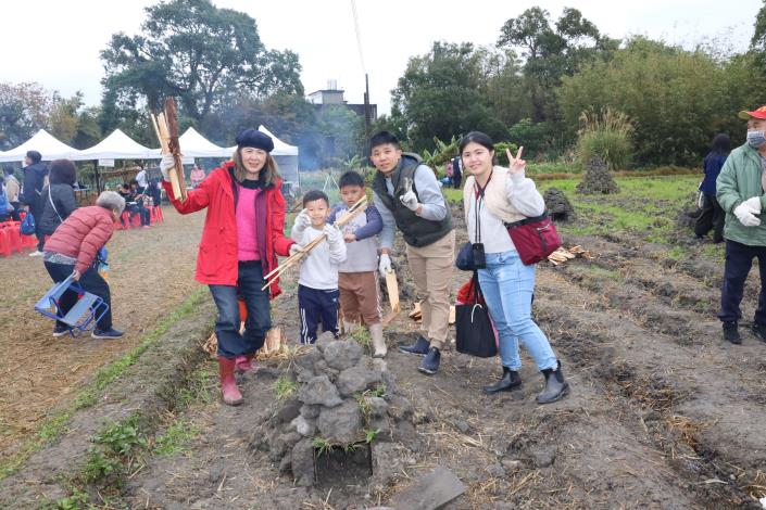 官網-新竹縣第二屆兒童獨輪車壯遊竹縣活動19日登場，活動會場旁同時辦理親子炕窯，讓大小朋友同樂。.JPG
