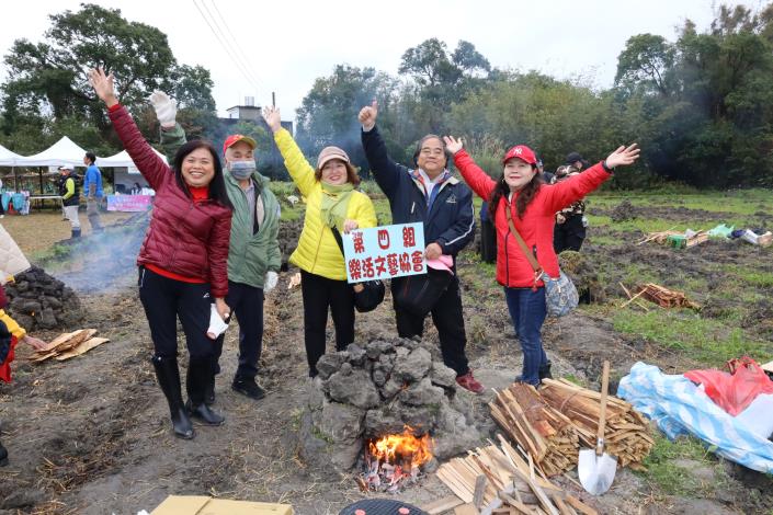 官網-新竹縣第二屆兒童獨輪車壯遊竹縣活動19日登場，活動會場旁同時辦理親子炕窯，讓大小朋友同樂。 (2).JPG