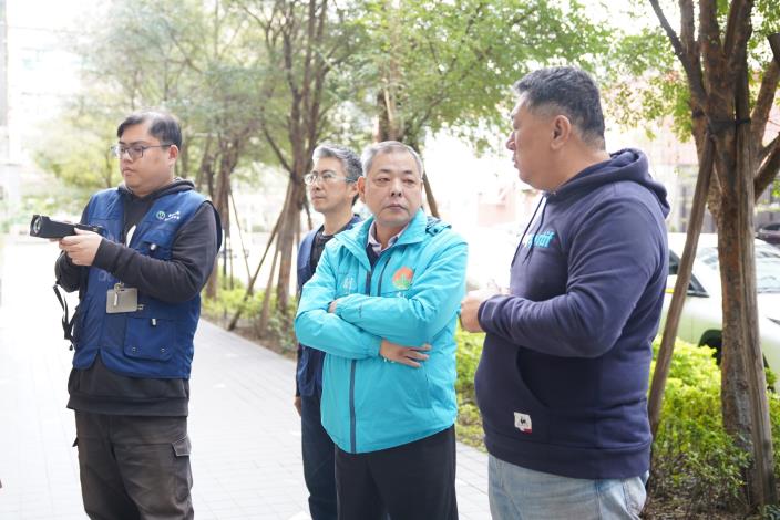 官網DSC00142新竹縣副縣長陳見賢(中)今天前往遠百竹北店，了解瓦斯管線等設備問題。.JPG