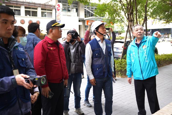 官網DSC00282新竹縣副縣長陳見賢(右)前往遠百竹北店,了解瓦斯管線配置等設備。.JPG 官網DSC00282新竹縣副縣長陳見賢(右)前往遠百竹北店,了解瓦斯管線配置等設備。.JPG