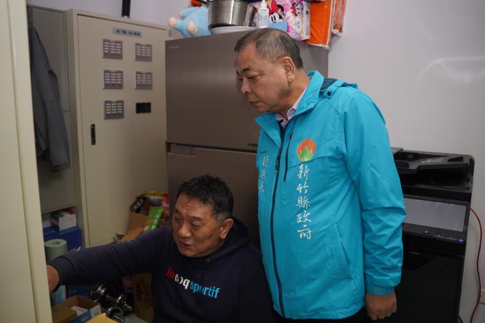 官網DSC00222新竹縣副縣長陳見賢（右）前往遠百竹北店，在中控室了解自動遮斷系統等監控設備。.JPG