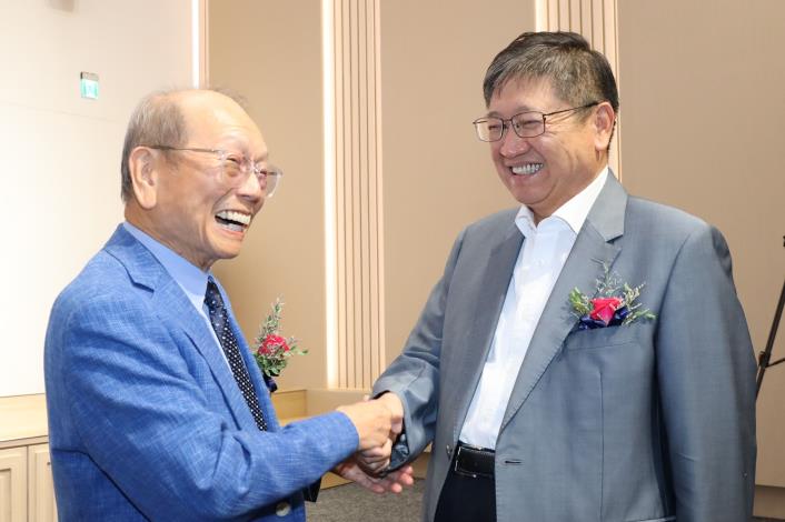 官網-新竹縣AI智慧園區普生竹創大樓今(21)日舉辦開幕典禮，新竹縣長楊文科(右)向普生公司董事長林宗慶(左)致意。.JPG