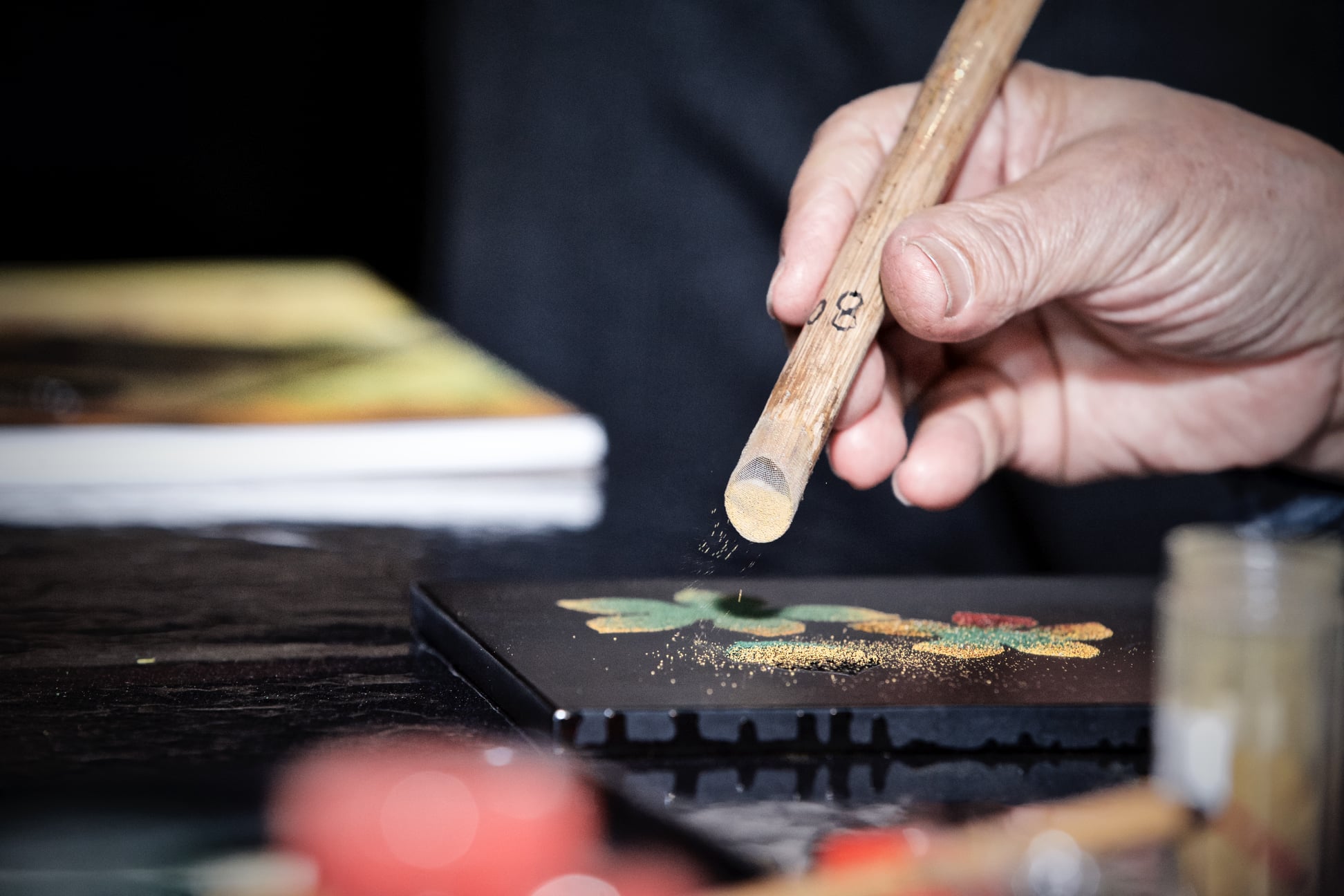 王賢志藝師實作漆藝「蒔繪技法」。