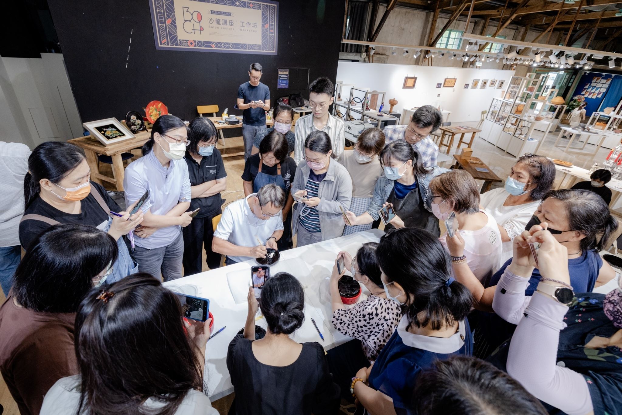 國寶級藝師王賢志示範漆藝工序。