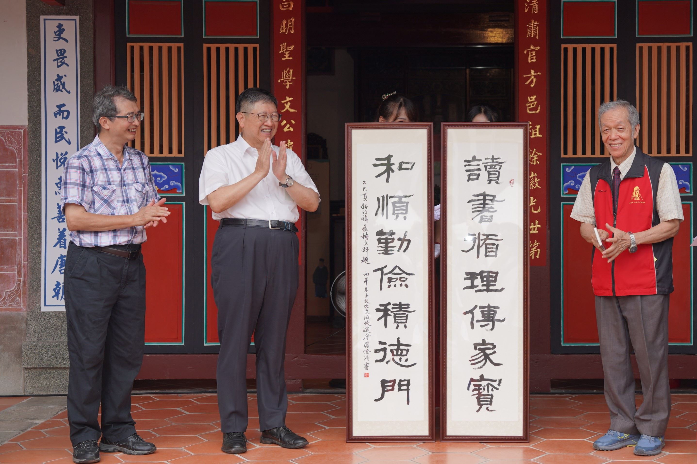 官網DSC03577新竹縣長楊文科（左二）致贈對聯給朱氏家廟，為書法家羅際鴻（左一）墨寶。.JPG