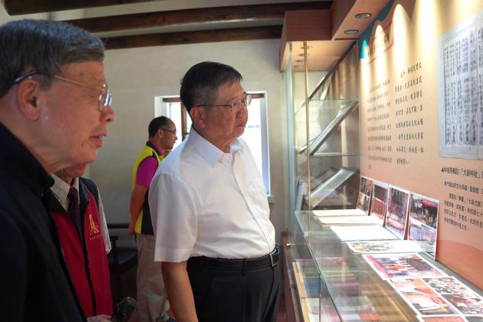 官網DSC03784新竹縣長楊文科（右）參觀朱氏家廟內部.JPG