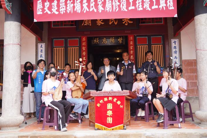 官網DSC03361新竹縣長楊文科和新星國小國樂團合影.JPG