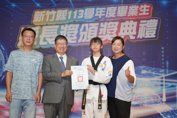 坪林國小范雲昕跆拳道服領縣長獎DSC01434.JPG