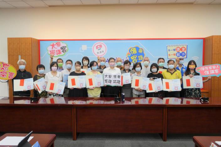 楊文科縣長頒獎表揚推動客語有功人士