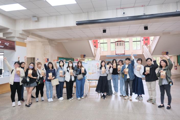 新竹縣政府創全國之先，4月12日在縣府大樓設置客語能力認證考場，共60名員工率先應試。