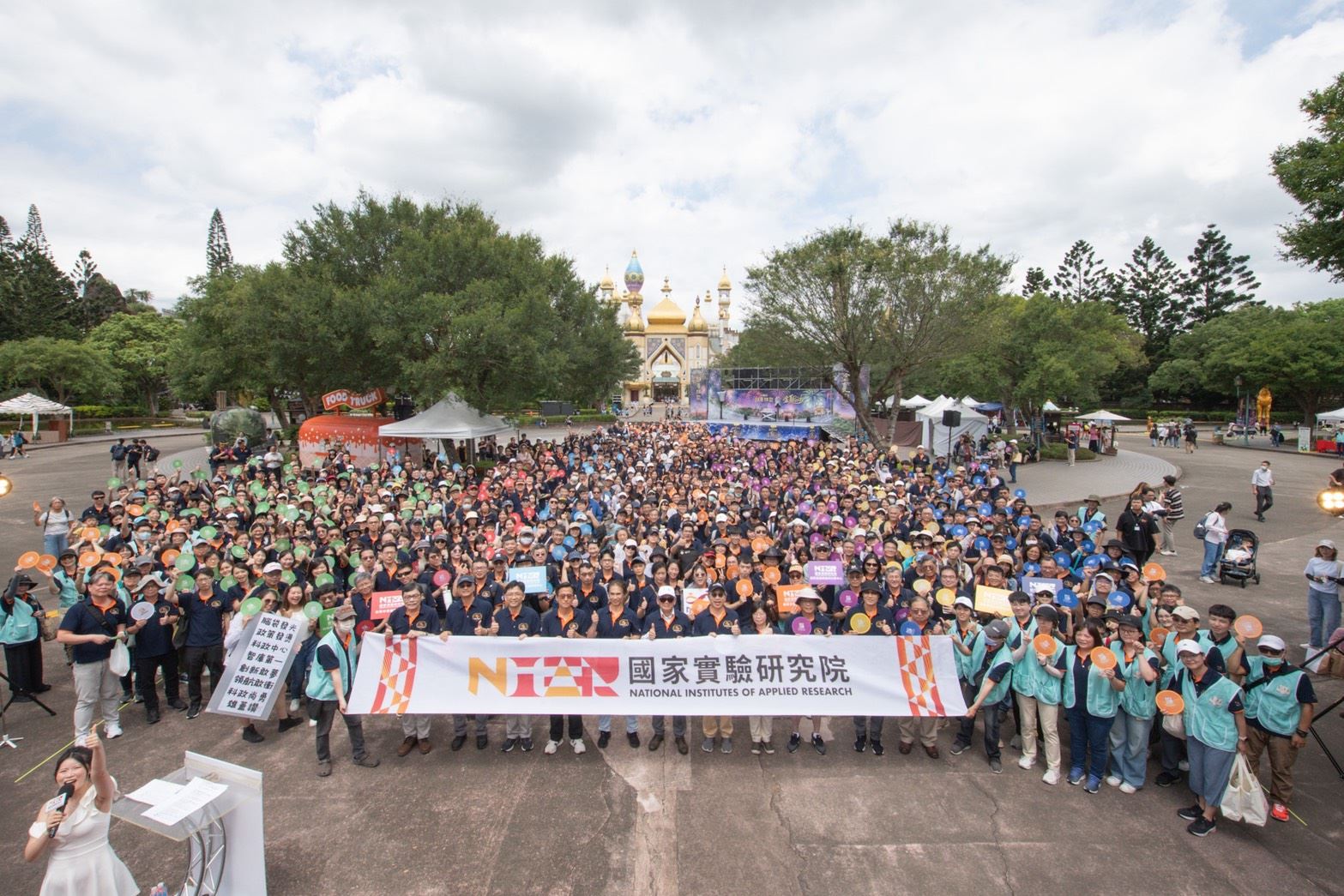 國研院攜手新竹縣環保局在六福村舉辦家庭日推廣環境教育，所有人大合照留念。