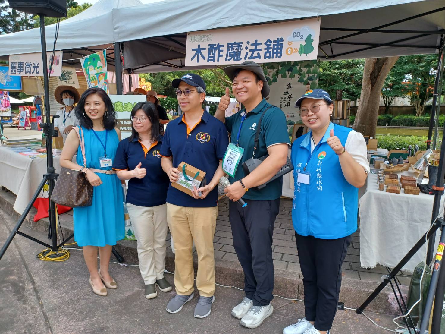 國研院長蔡宏營(中)、環保局副局長廖瀅瀅與木醋達人合影。