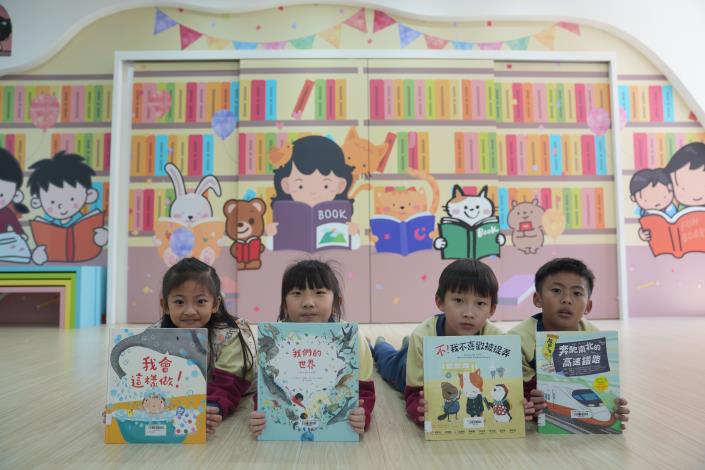 中山國小推動「品閱、愛閱、深閱」三層次閱讀課程。