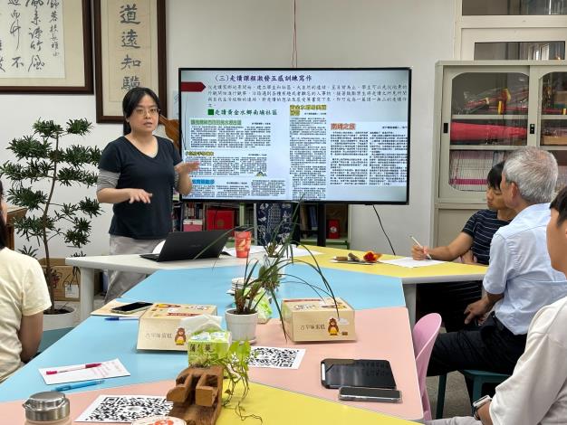 陸豐國小教師黃筱婷榮獲閱讀推手個人組獎，圖為她於關西鎮坪林國小分享走讀教學。