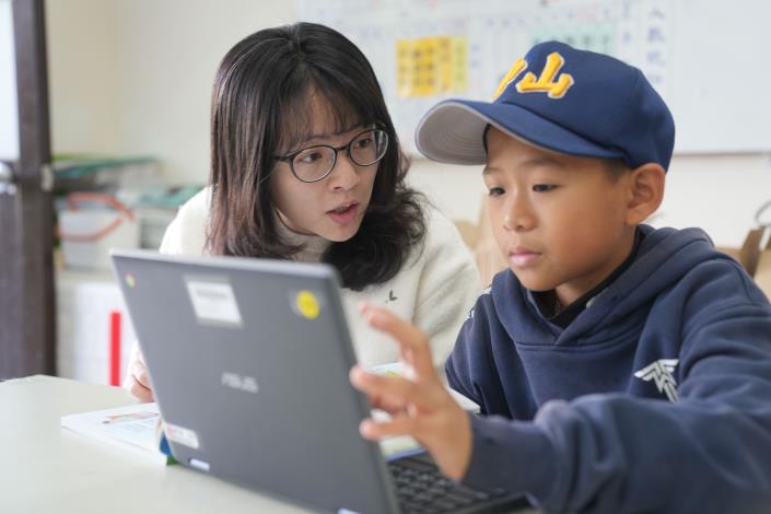 中山國小推動「品閱、愛閱、深閱」三層次閱讀課程，融合數位科技與議題探究，讓閱讀走入生活、連結世界。