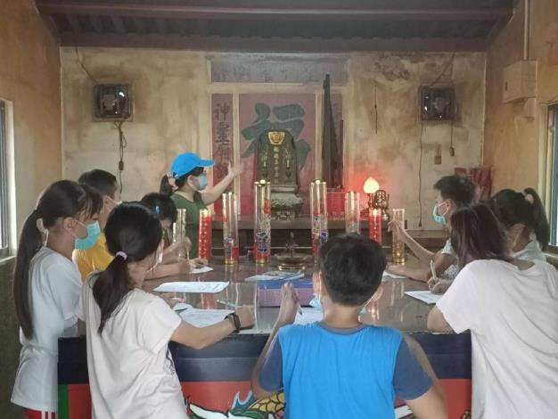 陸豐國小教師黃筱婷榮獲閱讀推手個人組獎，帶領學生走讀陸豐里福德祠。